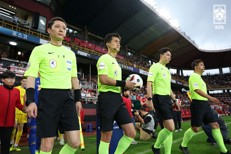 K리그 경기 입장하는 대한축구협회 심판진