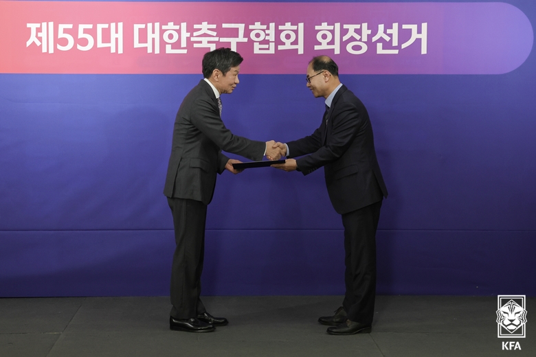 회장선거_정몽규 회장_당선증 수령.jpg