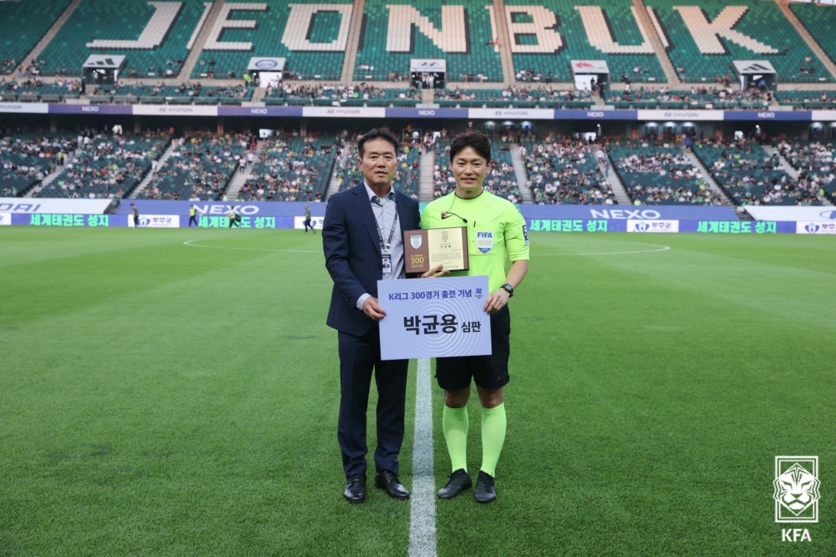 박균용 심판 기념사진 1(문진희 심판위원장, 박균용 심판).jpg