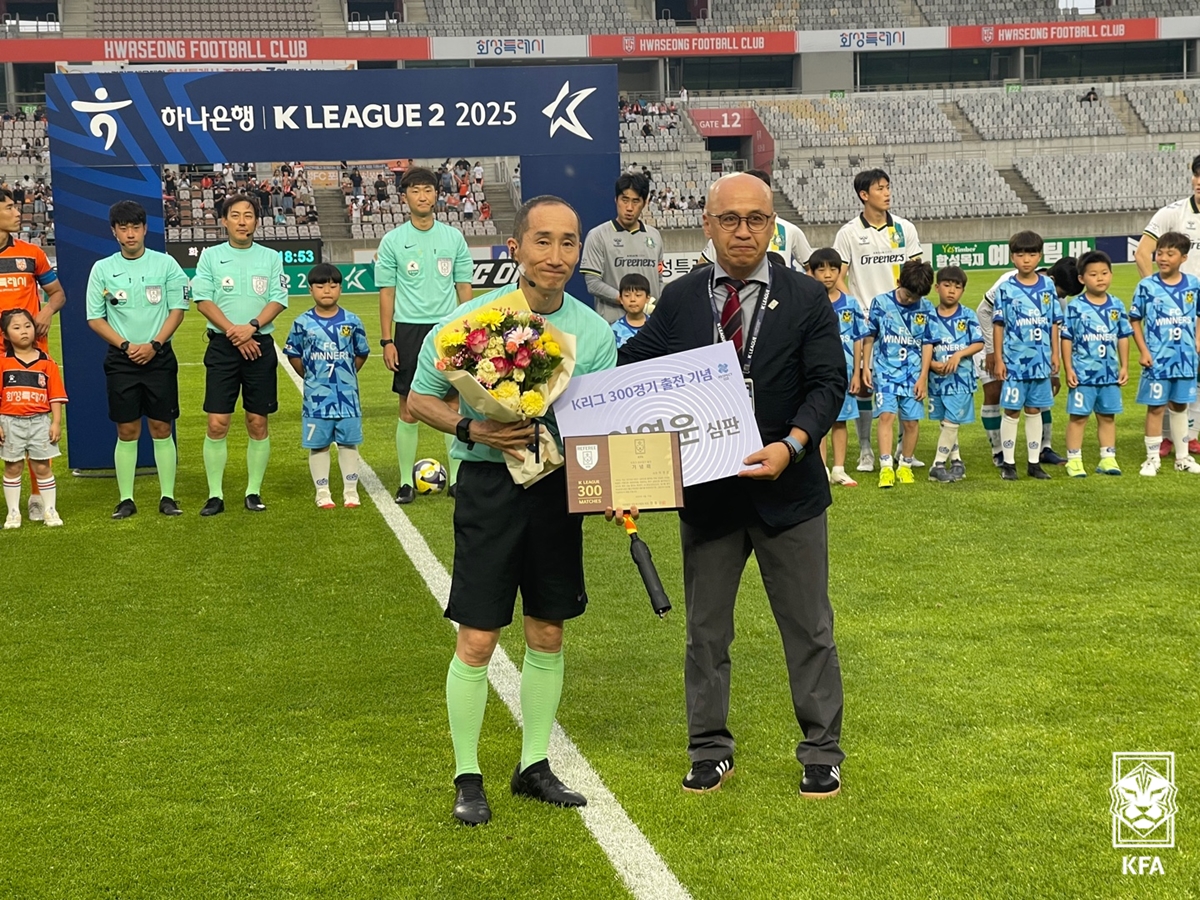 이영운 심판 기념사진(이영운 심판, 김용수 평가관).jpg